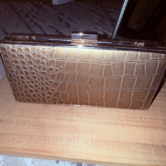 BRONZE HARDSHELL FAUX CROCODILE METAL FRAME CLUTCH W CHAIN AMD METAL CLASP - Picture 6 of 14